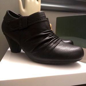 Trendsetter Rae Black Heeled Ankle Bootie 5.5M